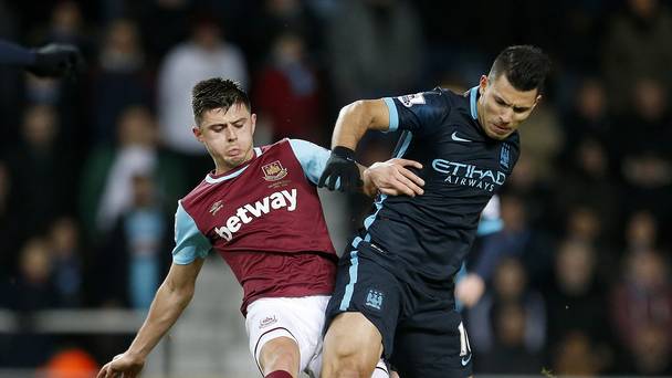 Sergio Aguero right scored twice to rescue a point for Manchester City at West Ham