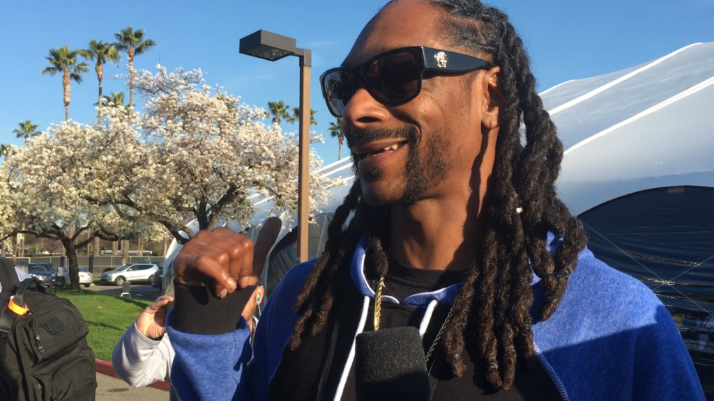 Watch: Snoop Dogg asks Peyton Manning about family (and Papa John's discount) at news conference