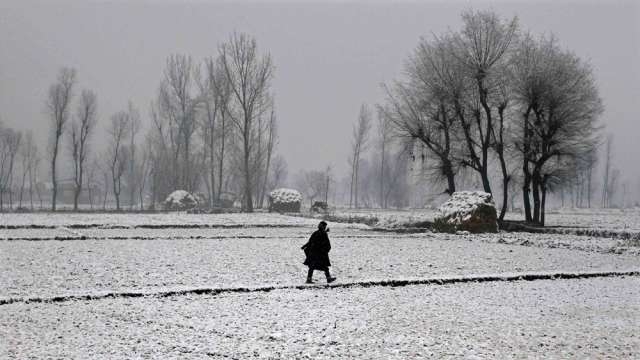 Snowfall shuts Jammu Srinagar National Highway