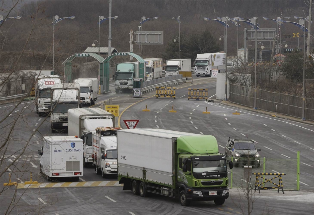 Image South Korean trucks returning from North Korea's joint Kaesong Industrial Complex Thursday