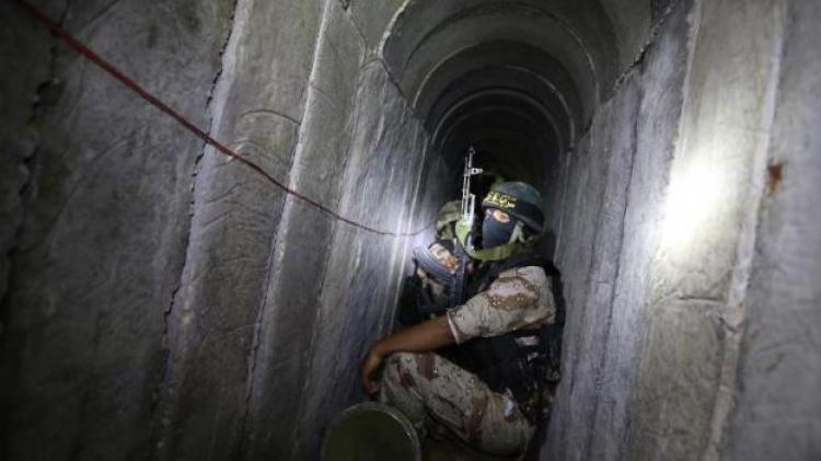 Un terroriste palestinien de la branche armée du Djihad islamique les brigades Al-Qods le 3 mars 2015 dans un tunnel situé au sud de la bande de Gaza