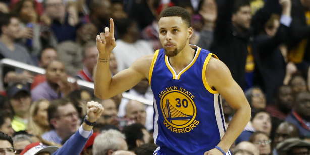 Curry leads Warriors to 50th victory over Hawks