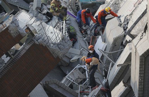 Taiwanese leaders and victims' families hold quake memorial