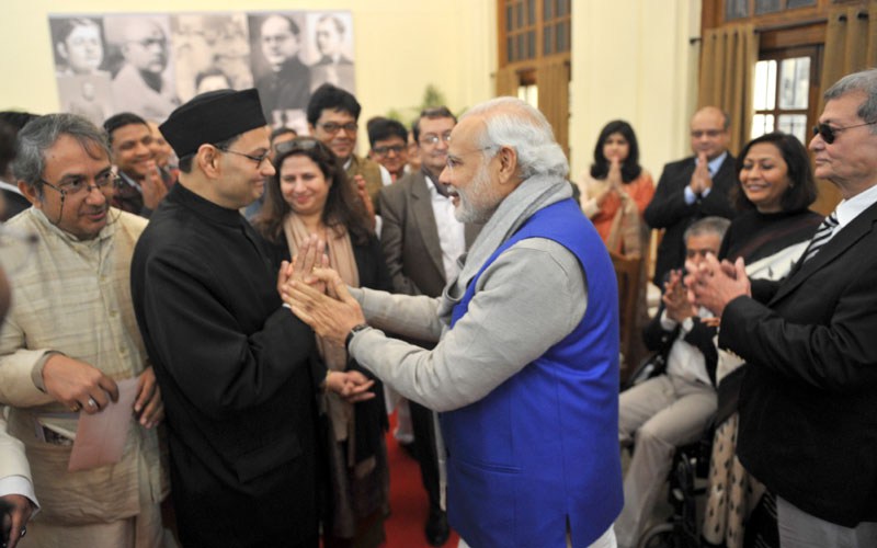 The Prime Minister Shri Narendra Modi with the family members of Netaji at the National Archives in New Delhi