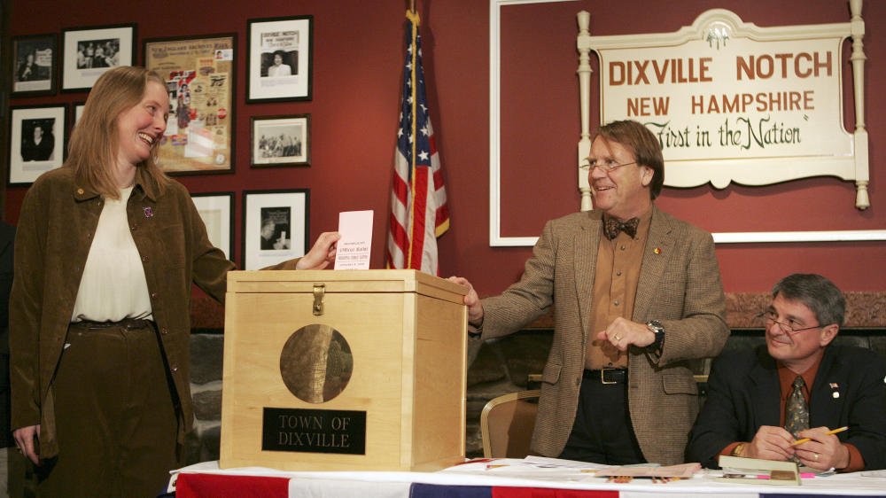 Tom Tillotson center watches as Donna Kaye Erwin cast the first ballot for the nation's first primary in Dixville Notch N.H. in 2008