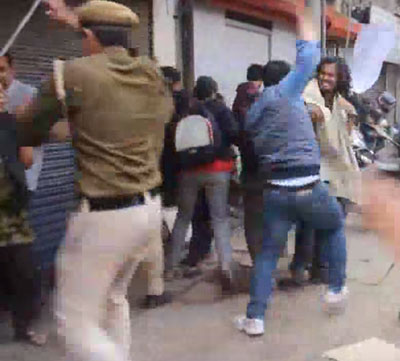 Watch: Delhi police's brutal lathicharge on students outside RSS office