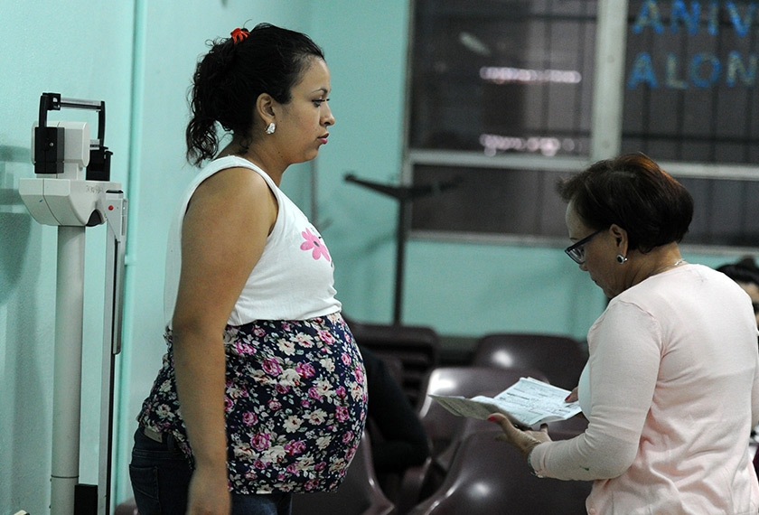 A pregnant woman is checked by a doctor at the'Alonso Suazo clinic in Tegucigalpa