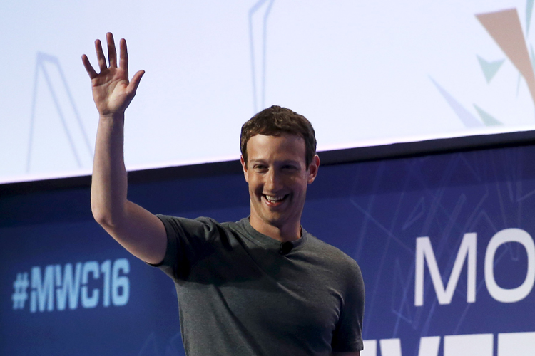 Mark Zuckerberg backs Apple in encryption debate