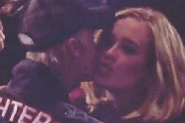 Adele and Bieber kiss at BRITS 2016