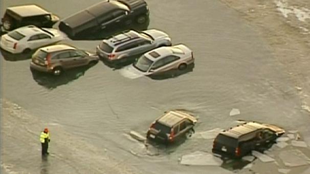 US Cars parked on frozen lake rescued after ice cracks