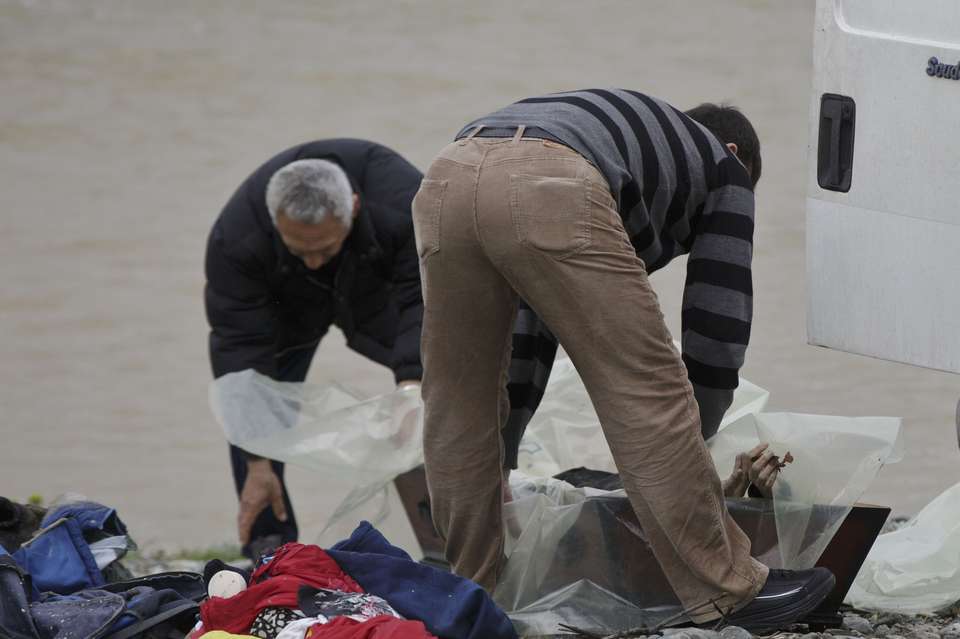 The Latest Migrants at Greek border head to break in fence