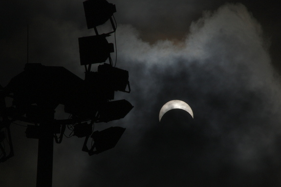 2016 solar eclipse in Singapore with a Canon EOS 450D and Canon 75-300 tele