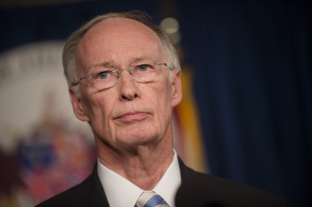 Alabama Governor Robert Bentley has admitted that he made inappropriate remarks to a top female staffer but he denied accusations he had an affair