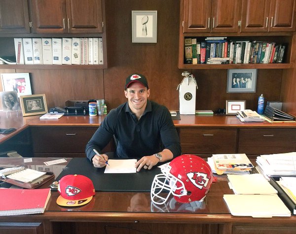 Chiefs Linebacker Frank Zombo signs his contract Thursday