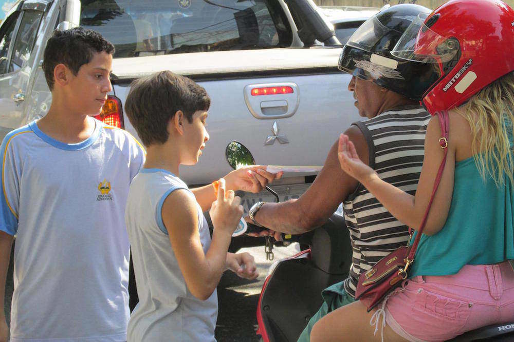 Children passing out pamphlets about the Zika virus