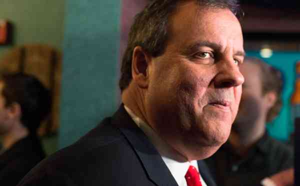 New Jersey Governor Chris Christie has called on Donald Trump to stick with the Republican Party