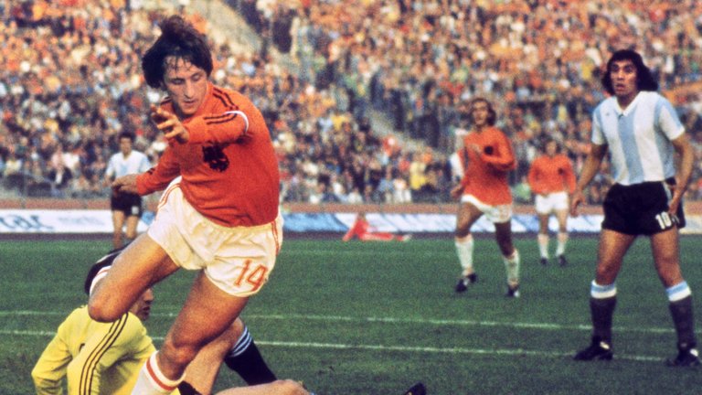 Cruyff in action against Argentina at the 1974 World Cup