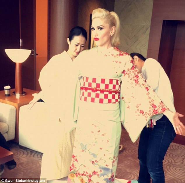 Fitting in Gwen Stefani wore a pretty pale green kimono during her trip to Japan this weekend