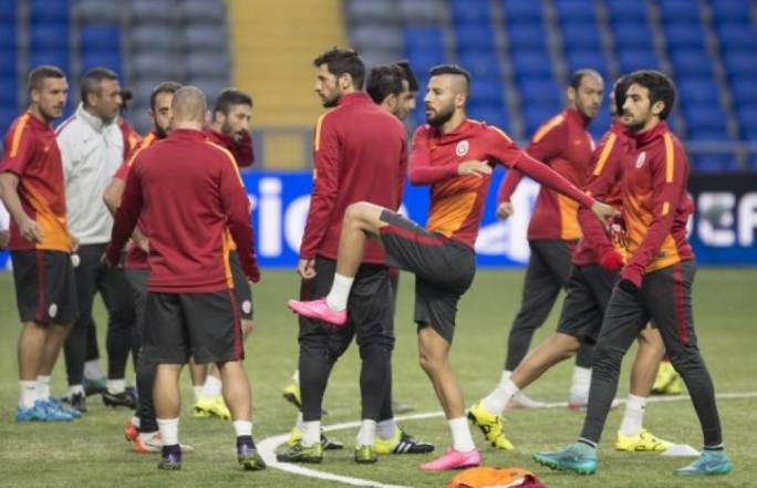 Galatasaray's players attend a training session