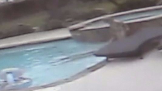 5-year-old saves mother from drowning in pool (Video)