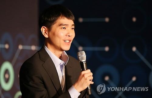 South Korean Go player Lee Se-dol speaks during the post match press conference at Four Seasons Hotel in Seoul on March 9 2016 after he lost his first Go match against Google DeepMind's artificial intelligence program AlphaGo