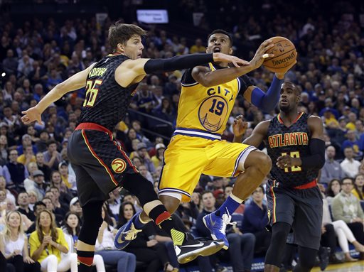 Golden State Warriors&#039 Leandro Barbosa drives to the basket as Atlanta Hawks&#039 Kyle Korver left defends during the first half of an NBA basketball game Tuesday