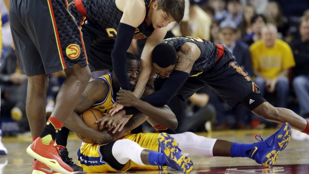 Draymond Green fights for the ball against Hawks