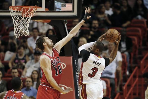 Chicago Bulls Pau Gasol defends the shot