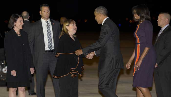 Pres. Barack Obama and first lady Michelle Obama are greeted by Minister of Foreign Affairs Susana Malcorra and Ambassador Betina Pasquali de Fonseca on their arrival in Buenos Aires Argentian Wednesday