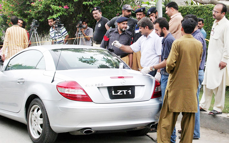 Officials collect evidence from Taseer’s vehicle in Lahore following his abduction