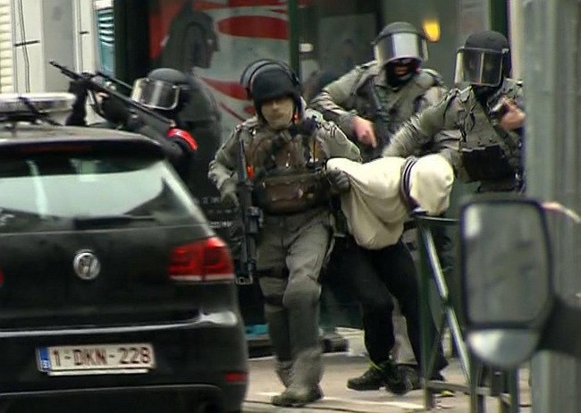 Paris attacks suspect Abdeslam wounded and holed up in Brussels shootout - DH