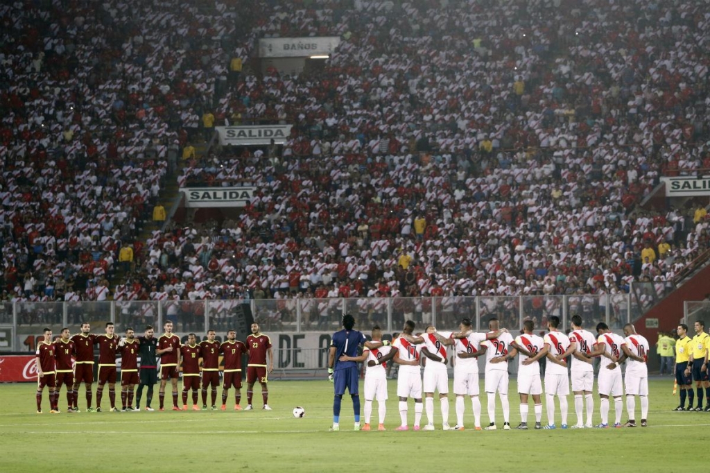 Players of Peru and Venezuela pay their respects to former Dutch player and head coach Johan Cruyff