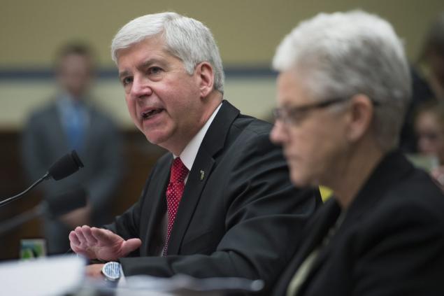 SHAWN THEW  EPA  Michigan Gov. Rick Snyder with EPA Administrator Gina Mc Carthy during Thursday's hearing