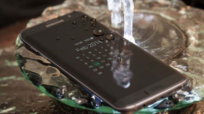 Samsung Galaxy S7 and S7 Edge are waterproof and can be submerged in 1.5 metres of water for 30 minutes