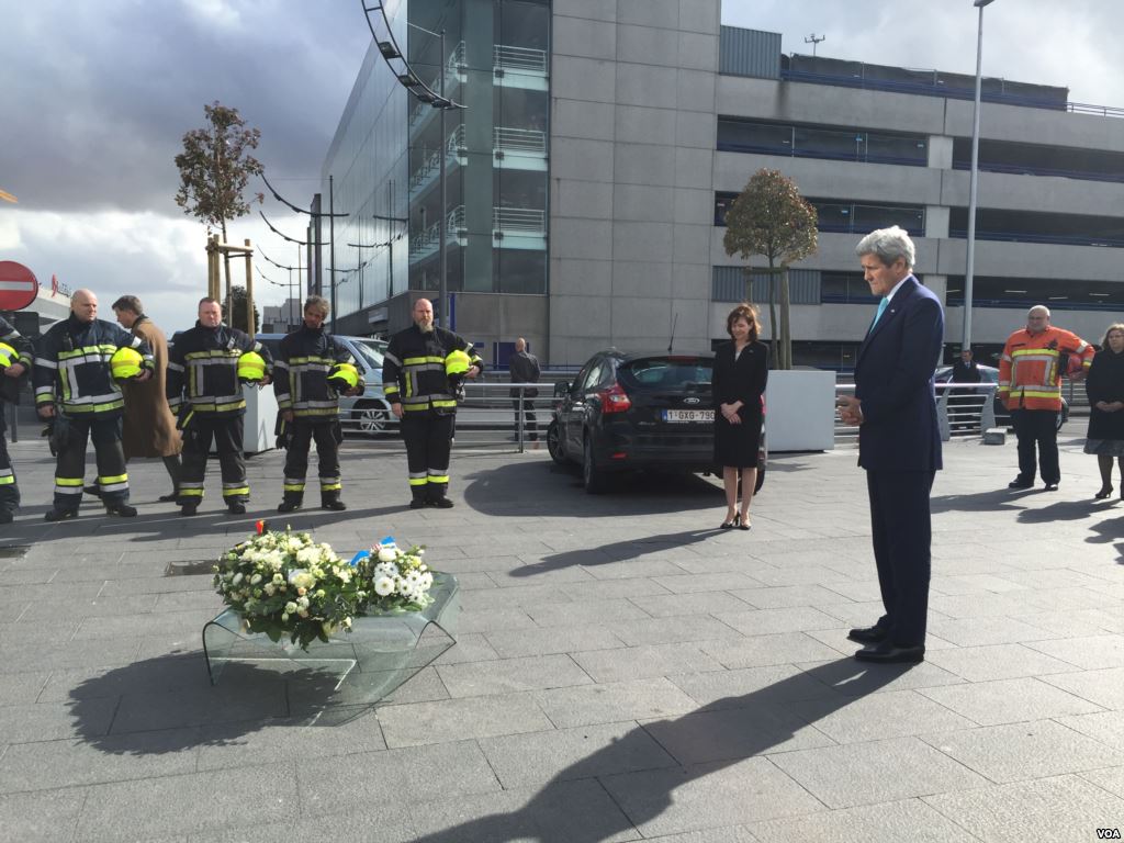 US Secretary of State John Kerry lays a wreath at the Brussels airport in honor of the victims of Tuesday's terror attacks