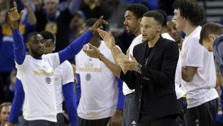 Stephen Curry had to watch from the bench as the Golden State Warriors hosted Atlanta