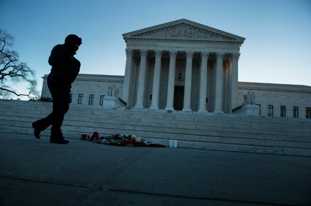 The US Supreme Court temporarily reinstated a trial judge's order blocking a new Louisiana law that requires doctors to obtain a formal affiliation with a