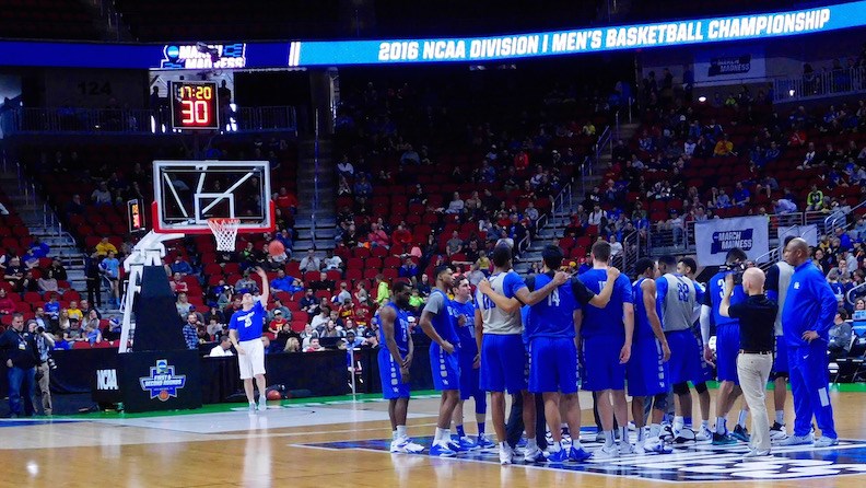 The University of Kentucky basketball team huddles near the end of its public shootaround in Des Moines