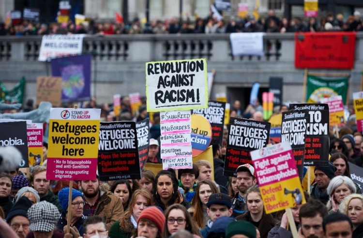 Thousands protest in European capitals to support migrants