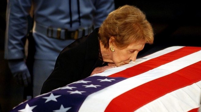 Former US First Lady Nancy Reagan kisses the casket of her husband former US President Ronald Reagan at the Capitol rotunda in June 2004. AFP