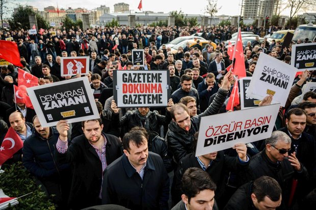 Protesters outside Zaman offices