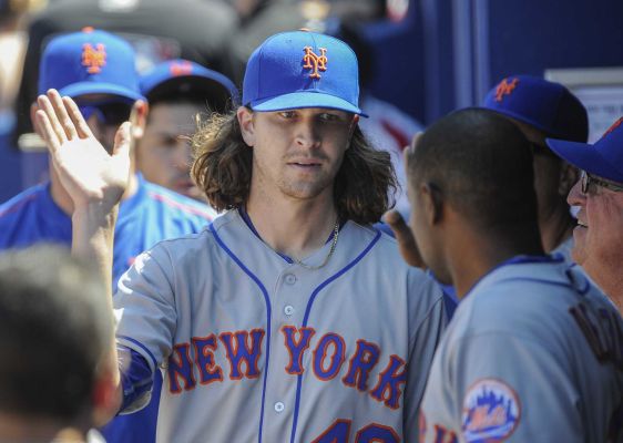 New York Mets starting pitcher Jacob deGrom center