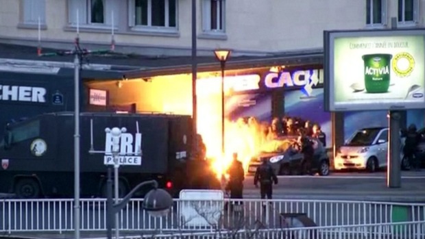 An explosion at the kosher supermarket during the siege