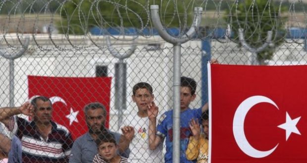 Migrant crisis: Merkel and EU officials visit Turkey to promote deal