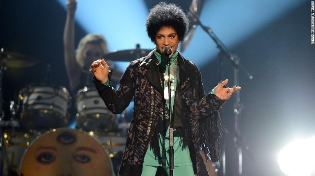 Celebrities react to news of Prince's death