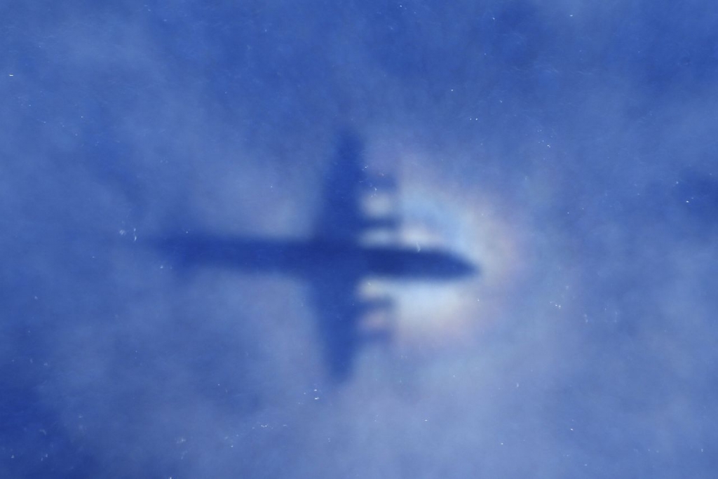 Experts examine new debris for MH370 clues