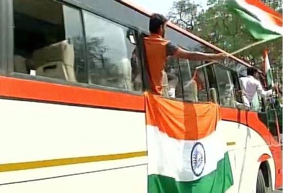 Delhi Holding national flags 150 youths from 12 states leave for NIT Srinagar