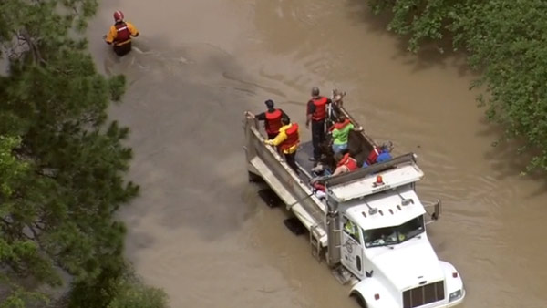 Rescuers come to aid of horses caught in Texas flash flood