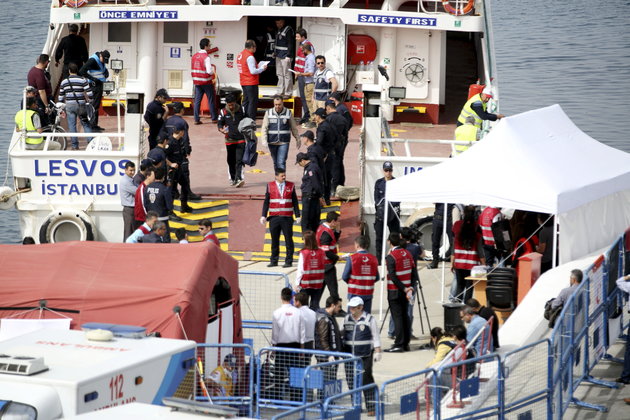 Greece ferries migrants to Turkey under EU pact