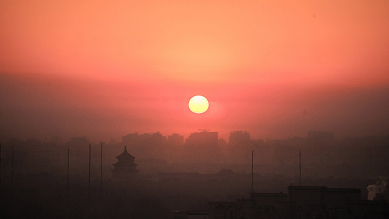 Heavy pollution shrouds sunset in Beijing